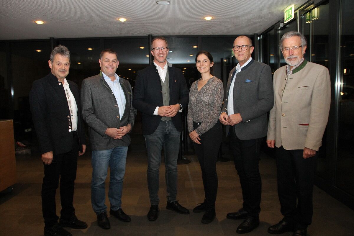Bgm. Walter Rauch und Bgm. Martin Konzet, LR Christian Gantner, die Projektleiterin Marina Fischer, Bgm. Walter Gohm und Heugabel-Gründer Günter Stadler waren dabei.vn/he