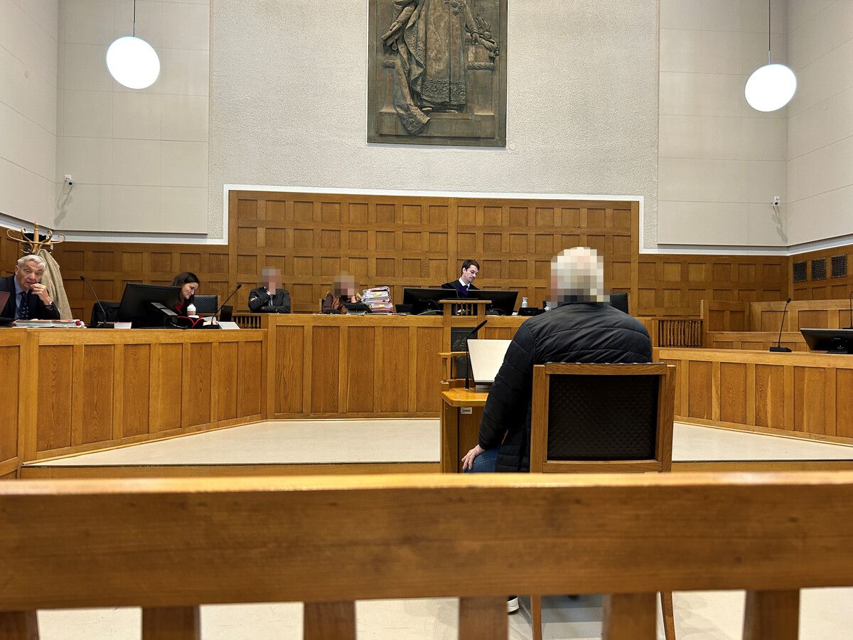 Der Angeklagte vor dem Schöffensenat unter dem Vorsitz von Richter Theo Rümmele. VN/GS
