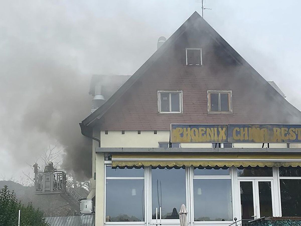 Der Außenangriff der Feuerwehr erfolgte mithilfe eines Steigers. VN/hartinger