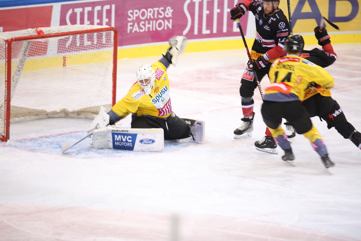Der erst 20-jährige Capitals-Keeper Lorenz Widhalm machte in seinem vierten Ice-Hockey-League-Spiel eine gute Figur.Martina Bednar