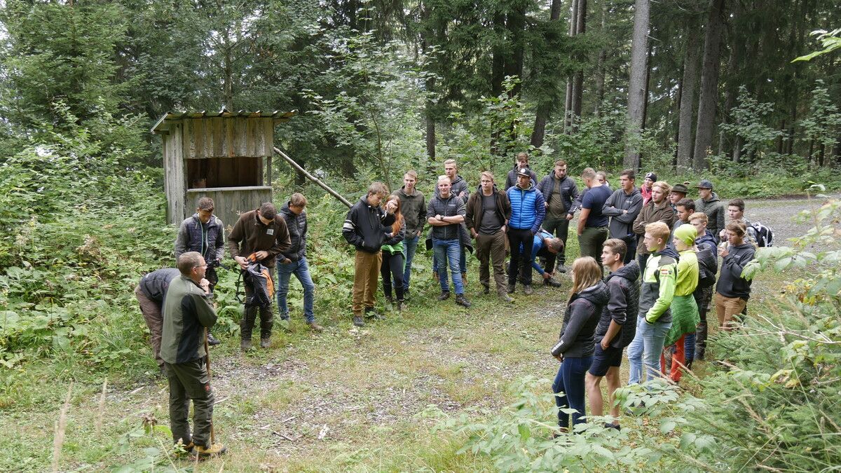Der Forstwirt unterrichtet auch gerne direkt im Wald, hier mit Forstschülern.