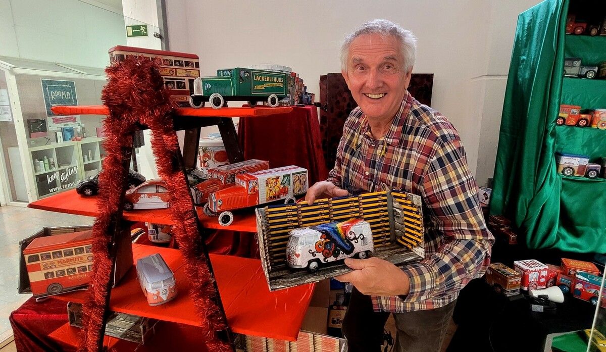 Der Lochauer Kurt Prenner-Platzgummer präsentiert im GWL unter dem Motto „Automobilsalon der besonderen Art“ weihnachtliche Geschenksdosenautos. BMS