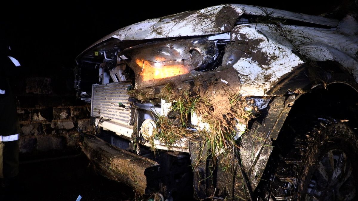 Der Pkw kam erst nach etwa 80 Metern in einem steilen Wiesenabhang auf der Fahrerseite liegend zum Stillstand. Shourot