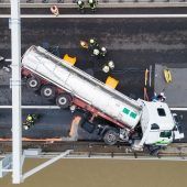 Lkw prallte vor Pfändertunnel gegen Fahrbahnteiler