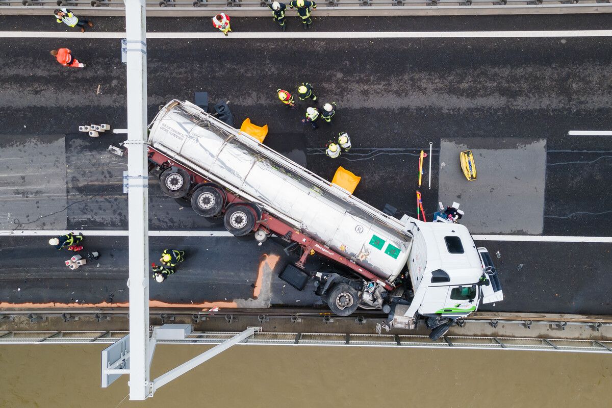 Der Sattelzug schlitterte nach dem Aufprall am Fahrbahnteiler die Leitplanke entlang und kippte um. hofmeister, vn/steurer, Vlach