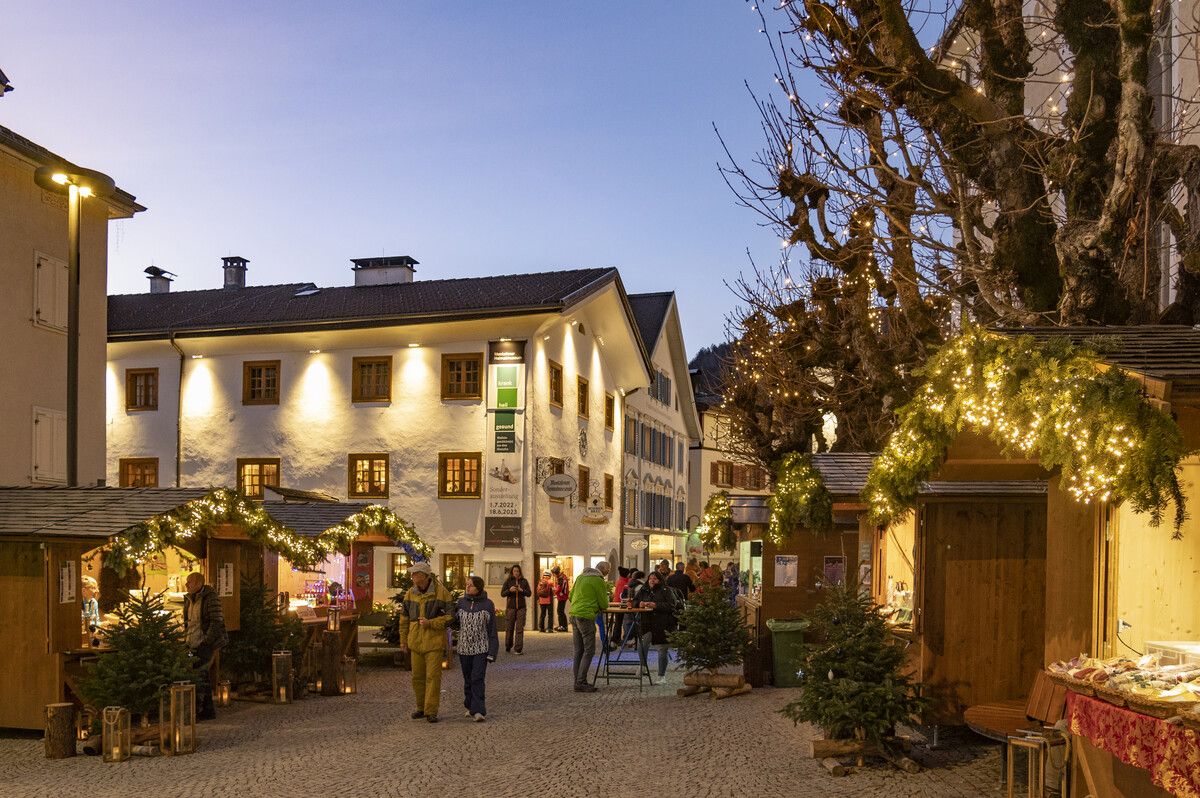 Der Schrunser Weihnachtsmarkt findet beim Kirchplatz in Schruns statt.patrick säly