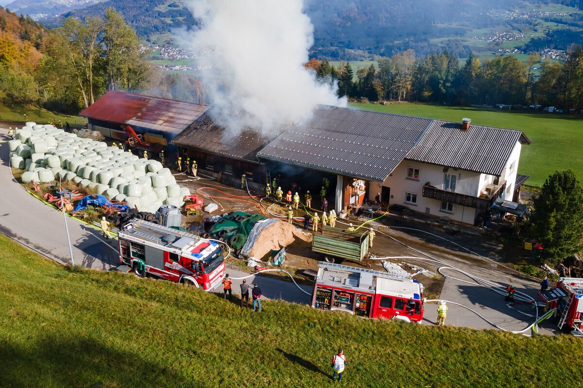 Der Stall wurde bei dem Vollbrand zerstört. Die Höhe des Schadens war zunächst unbekannt. Hofmeister
