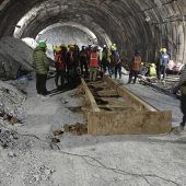 Rettung Verschütteter dauert weiterhin an