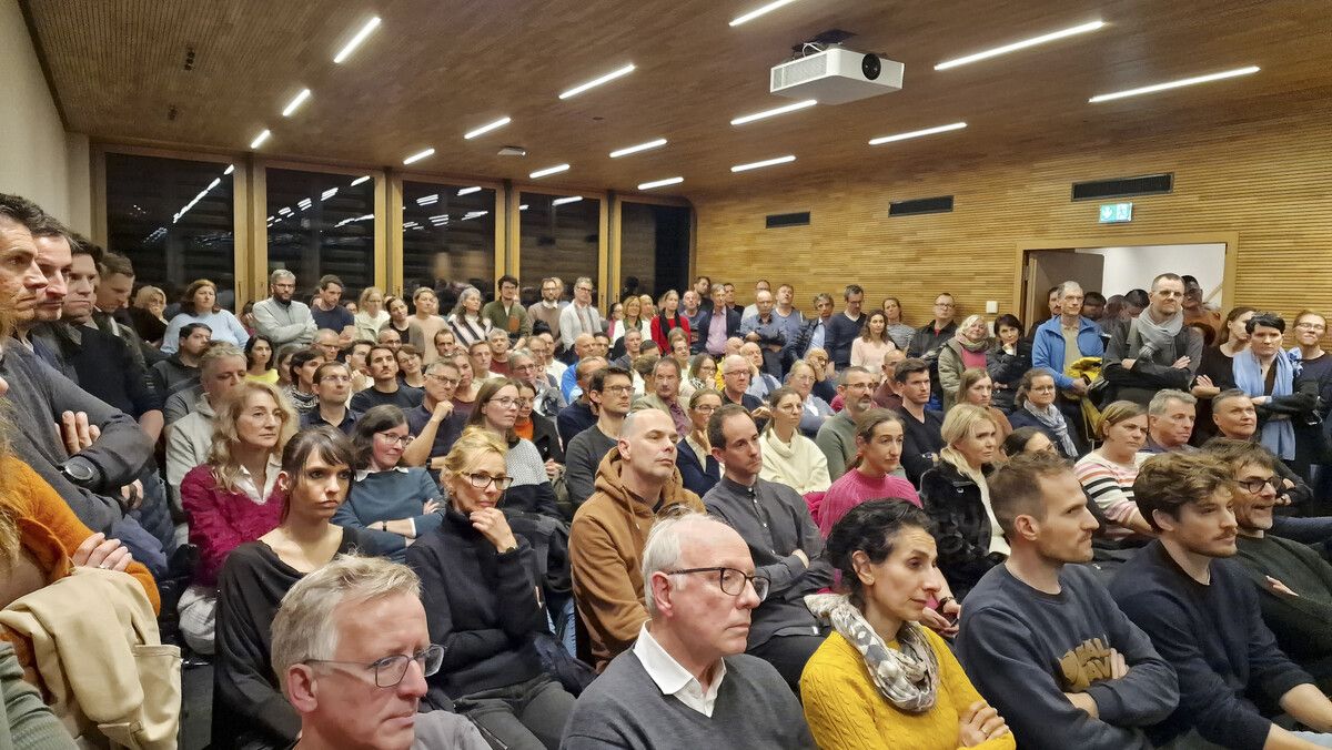 Der Veranstaltungssaal in der Ärztekammer war zu klein für das große Interesse. äk