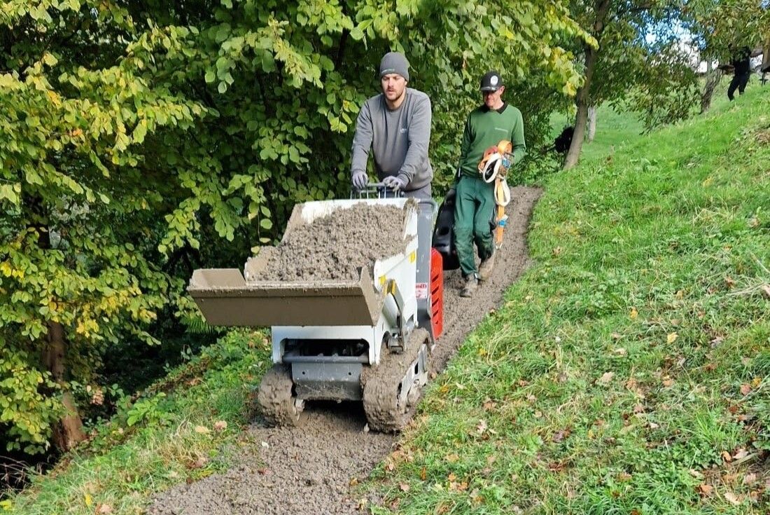 Der Weg im Unterdorf wurde fachkundig auf Vordermann gebracht.