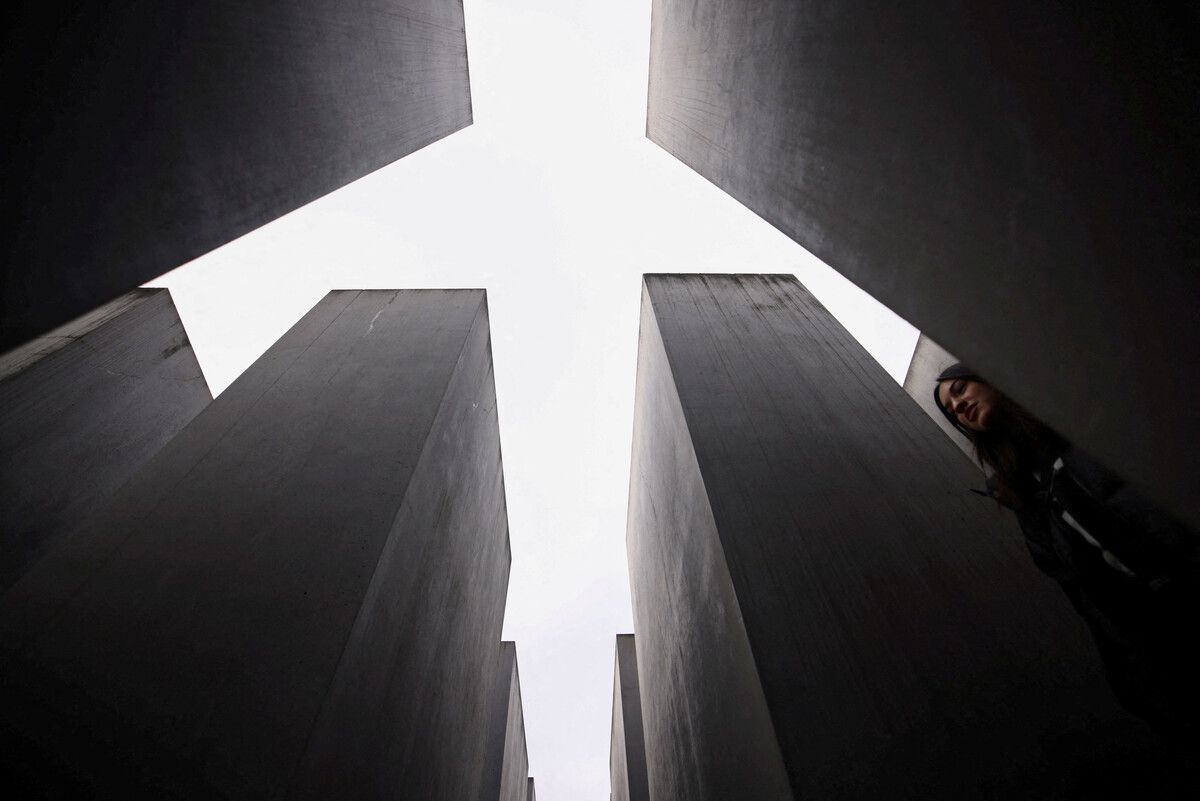Deutschland gedenkt der Novemberpogrome vor 85 Jahren, 1938, unter anderem am Holocaust-Denkmal im Berlin. Reuters