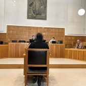 Eine junge Mutter und Serieneinbrecherin