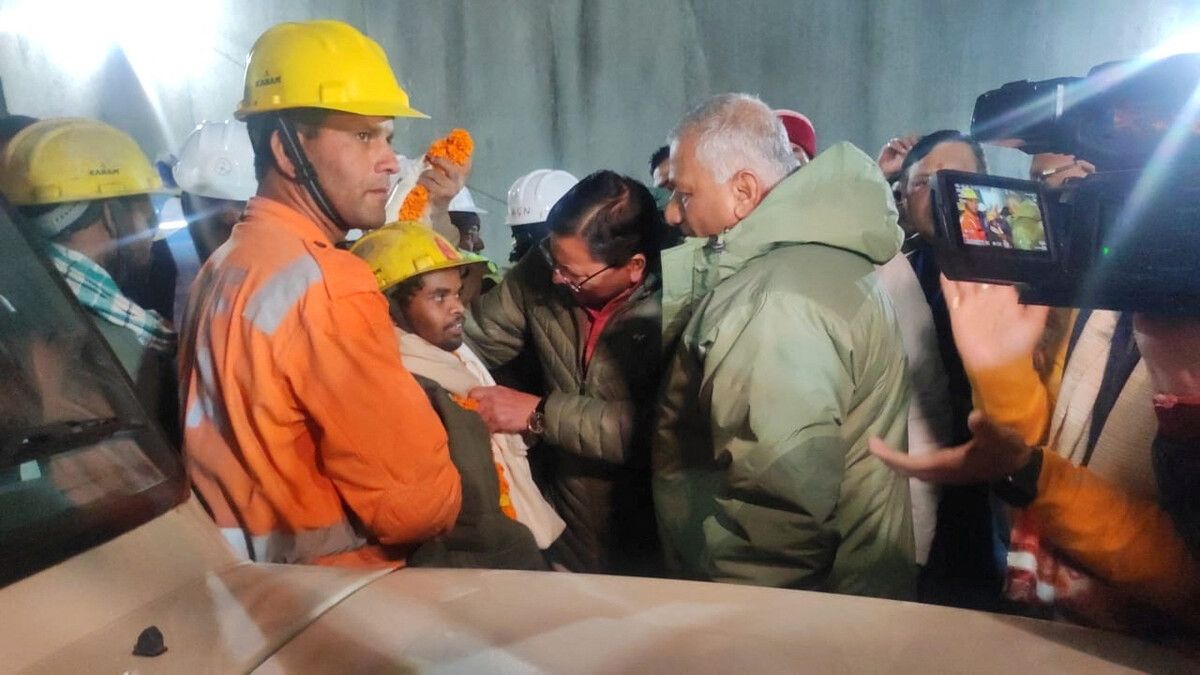 Die 41 Arbeiter wurden durch ein 90 Zentimeter breites Rohr ins Freie gebracht. Der Unglücksort befindet sich nahe der Kleinstadt Uttarkashi im Bundesstaat Uttarakhand. RTS