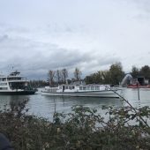 Fähre legt in Hard an
