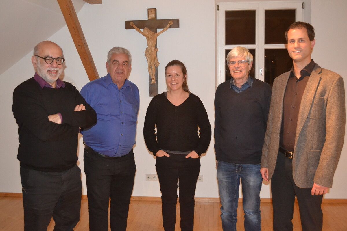 Die Archäologen Guido Faccani, Laura Holzer und Andreas Picker mit Gemeindearchivar Thomas Gamon und Walter Gantner (Pfarre Nenzing).em