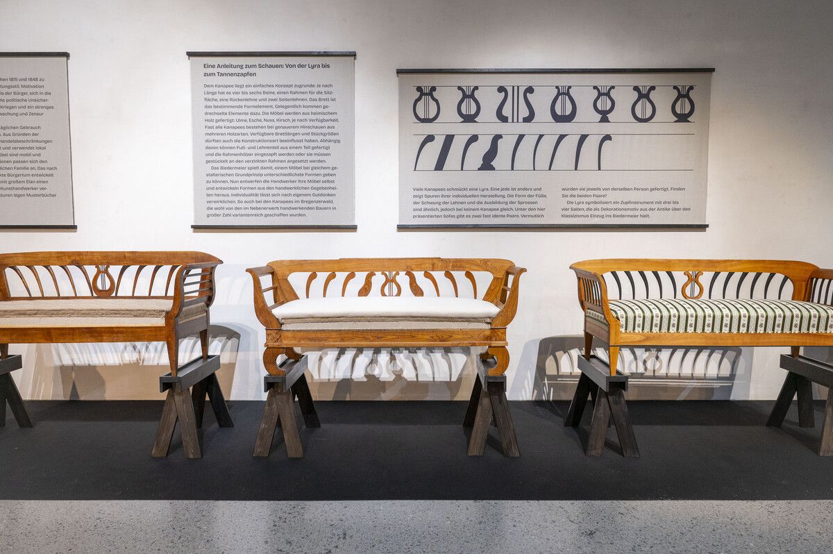 Die Ausstellung zeigt anhand von restaurierten Originalsofas aus der Werkstatt von Johannes Mohr die Formenvielfalt dieser Sitz- und Liegemöbel. Daniel Furxer