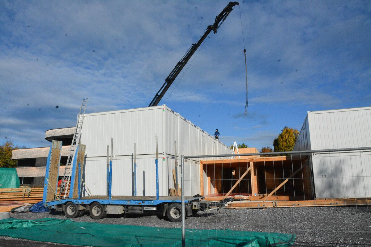 Die Ausweichschule am Schlatt ist im Bau. Die Container stehen am dafür vorgesehenen Platz, nun beginnt der Innenausbau. bvs (2)