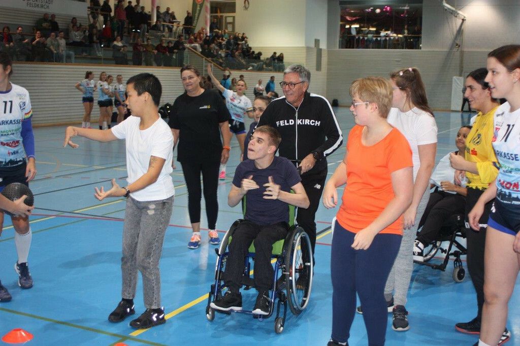 Die Begeisterung der beeinträchtigten Kinder steckte Bürgermeister Wolfgang Matt an. vn-tk