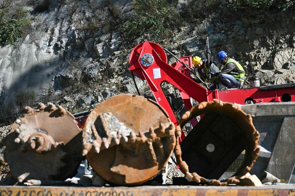 Die Bohrmaschine geht immer wieder kaputt und muss repariert werden. AFP