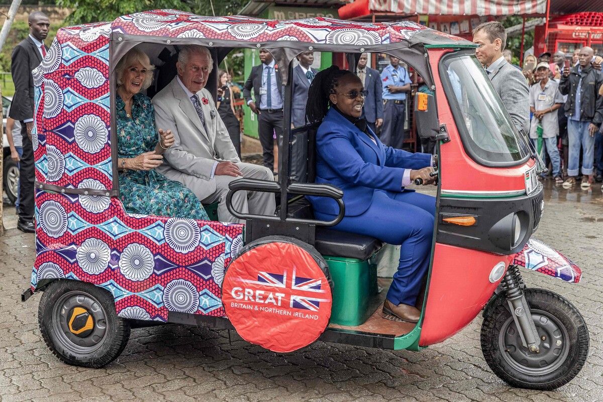Die britische Königin Camilla und König Charles III. sitzen während eines Besuchs in Fort Jesus, einem UNESCO-Weltkulturerbe in der Altstadt von Mombasa in Kenia, in einem Tuktuk. AFP