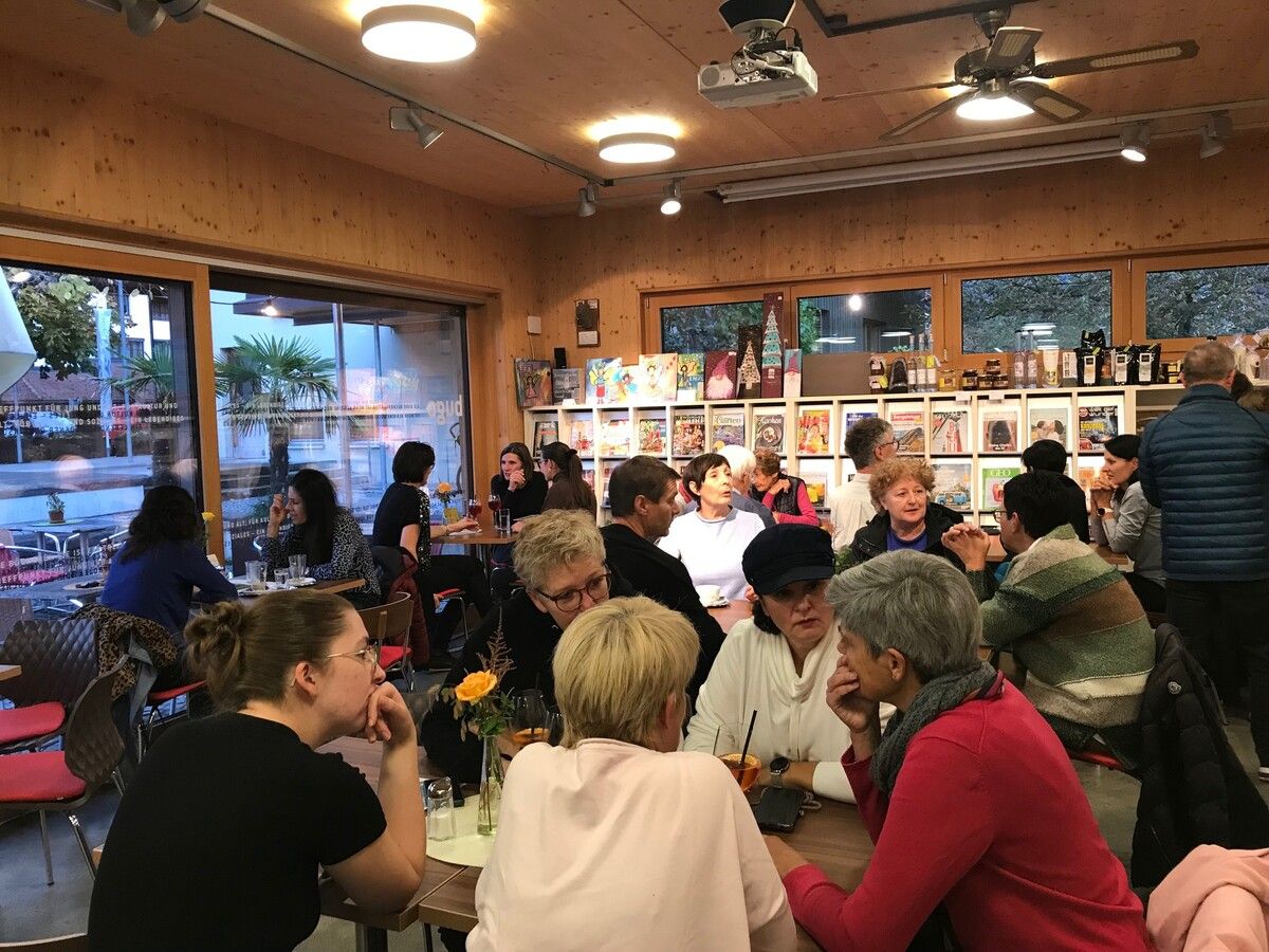 Die bugo Bücherei bot den zahlreichen Besuchern und Besucherinnen eine feine Atmosphäre zur Diskussion. BI (2)