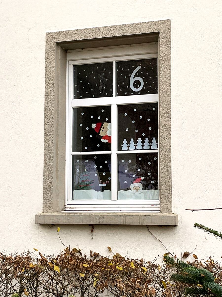 Die Emser Volksschule Markt machte ihre Fenster zu einem Adventkalender.Stadt