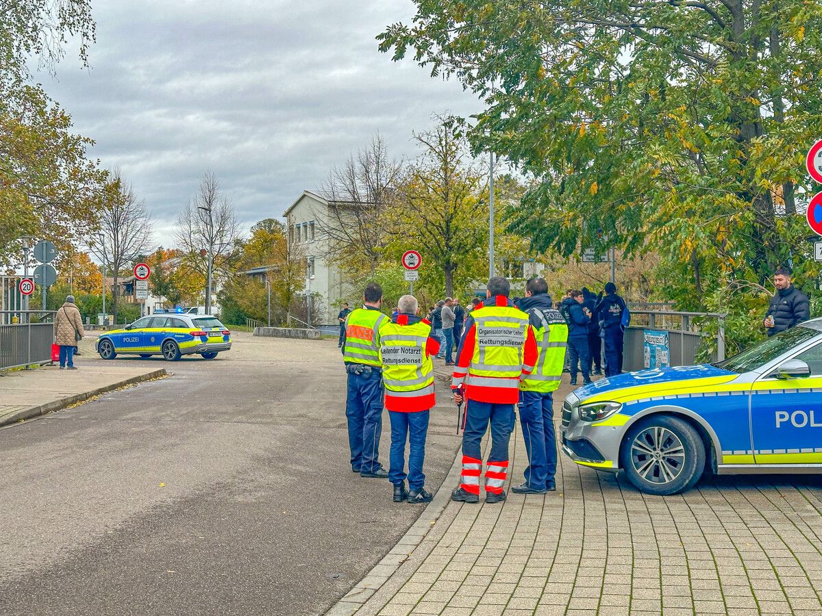 Die Ermittler sicherten einen Tag nach dem Verbrechen weitere Spuren in der Schule. dpa