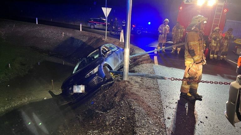 Die Feuerwehr Fußach zog das erheblich beschädigte Fahrzeug aus dem Graben. vlach