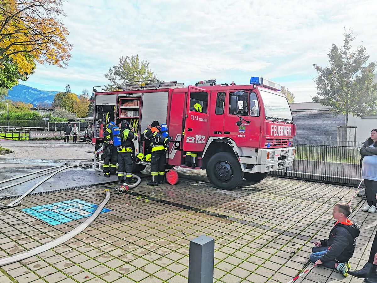 Die Feuerwehr Mäder veranstaltete in enger Zusammenarbeit mit der Feuerwehr Rankweil und dem Roten Kreuz ihre jährliche Abschlussübung. FW Mäder