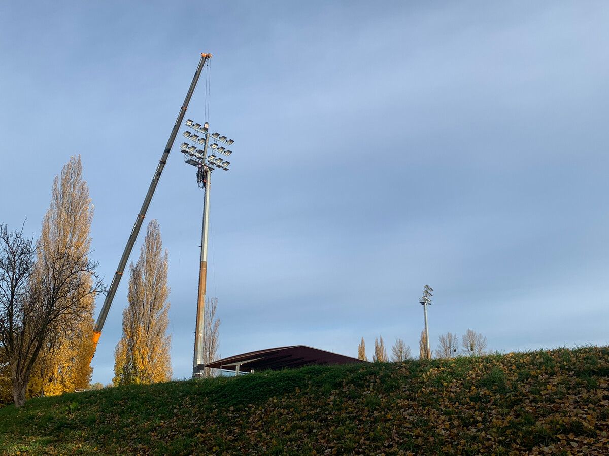 Die Flutlichtmasten wurden mit den Leuchten von der Firma Zumtobel bestückt.cha