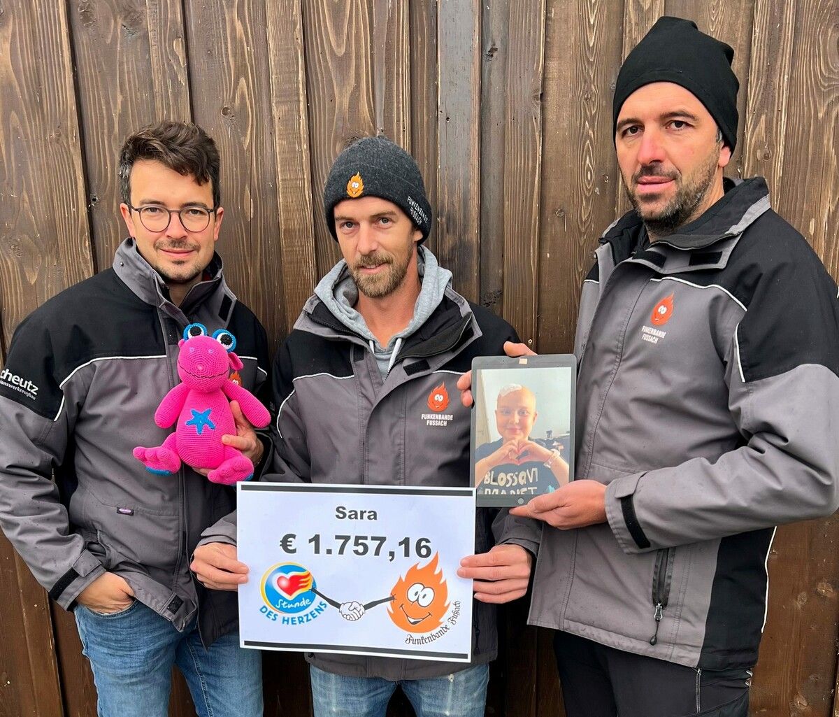 Die Fußacher Funkenbande sammelte durch den Verkauf von Sonnenbrillen und Hüten Spenden für „Stunde des Herzens“.AFP