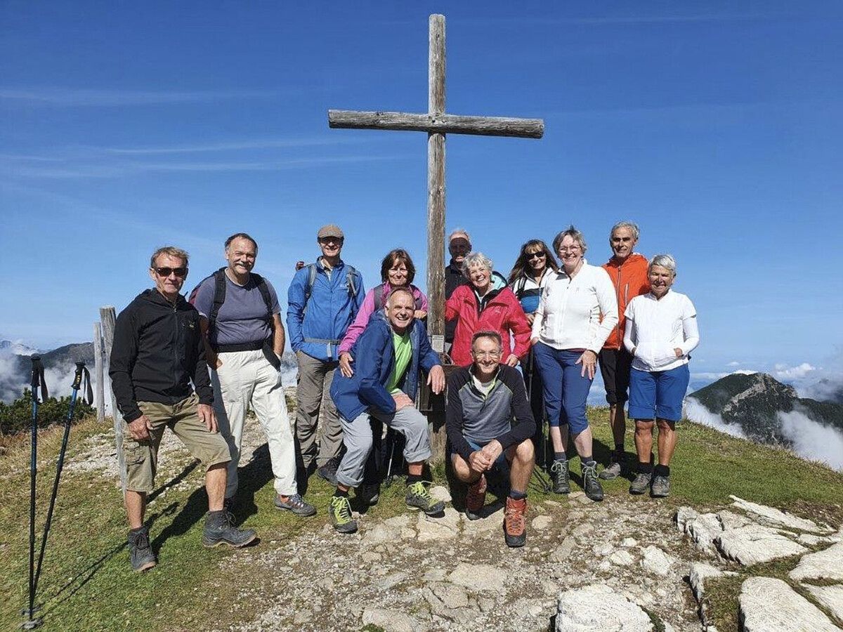 Die Höchster Senioren beim Gipfelkreuz des Schönbergs.50plus Höchst