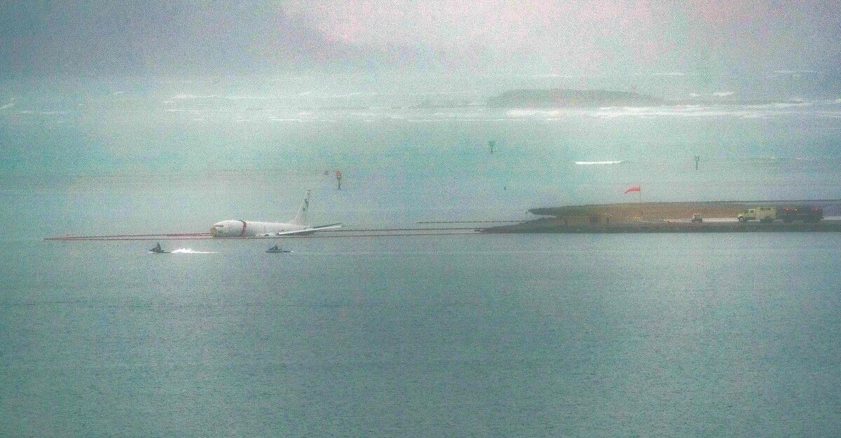 Die Insassen des Militärflugzeugs blieben unverletzt. afp