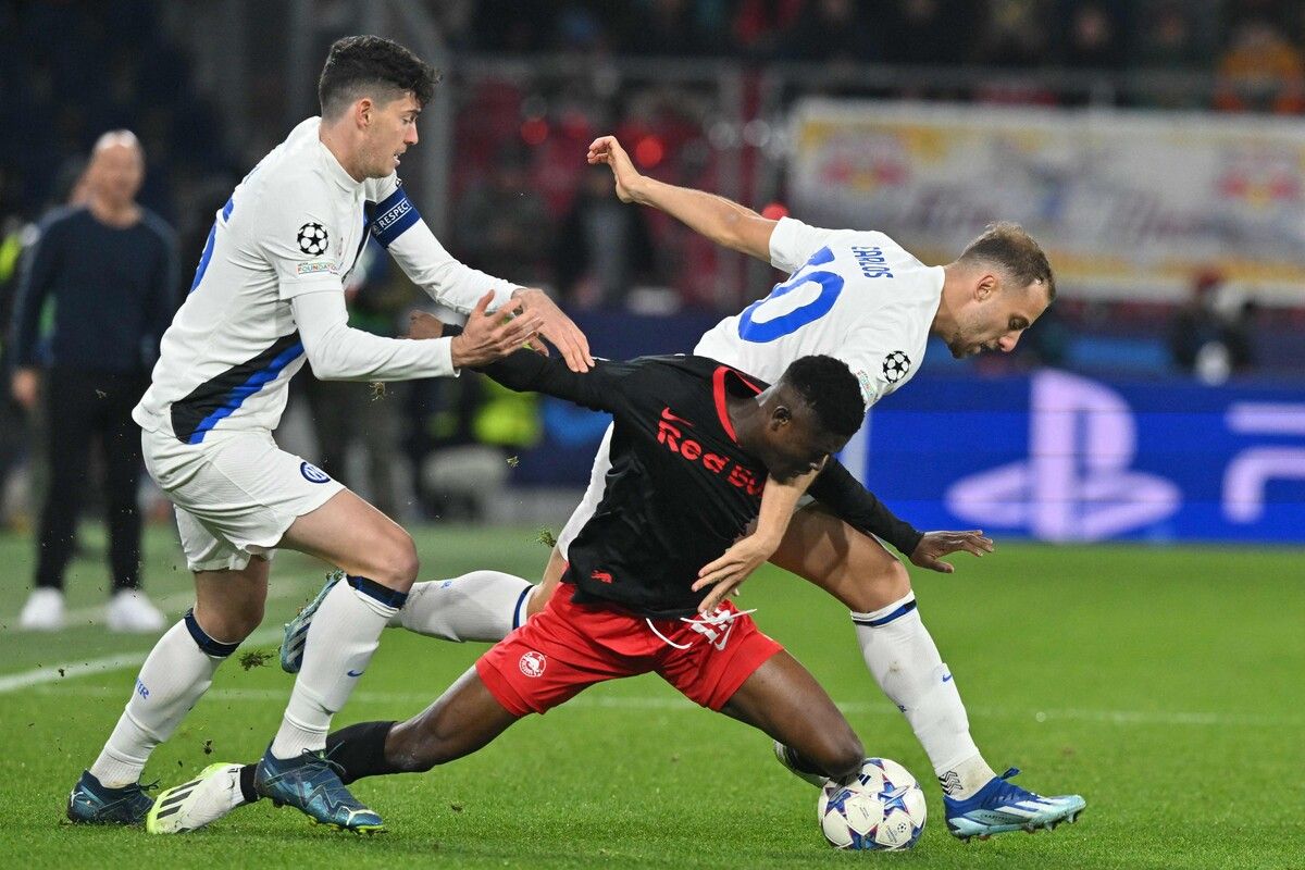 Die Inter-Verteidiger Alessandro Bastoni (links) und Carlos Augusto (rechts) nehmen Salzburg-Stürmer Karim Konate in die Zange.ap