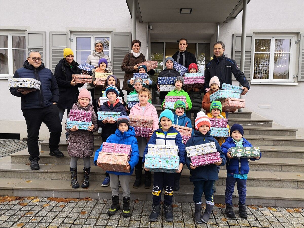 Die Kinder der VS Müselbach brachten die Geschenke selbst zur Sammelstelle ins Gemeindeamt. NAM (5)