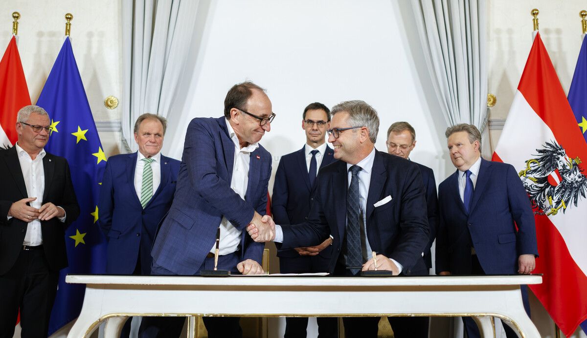 Die Minister Rauch und Brunner freuen sich im Beisein von Wallner und Kaufmann über den Finanzausgleich. APA