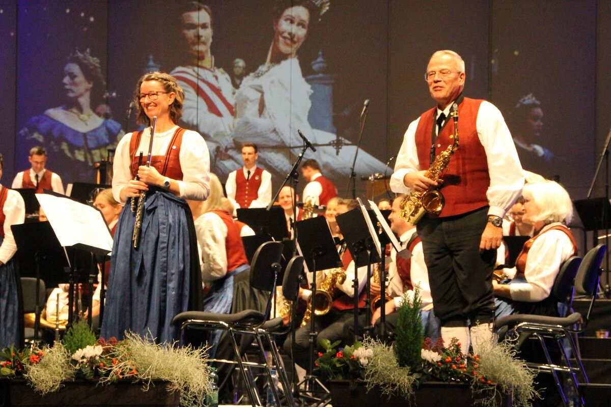 Die Musikanten und Solisten wurden euphorisch gefeiert. vn-he (2)