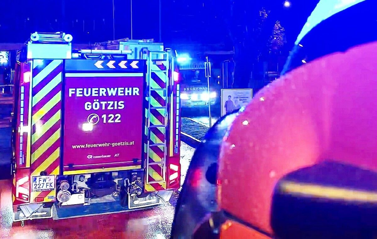 Die örtliche Feuerwehr im Bahnhof Götzis im Einsatz. Feuerwehr Götzis