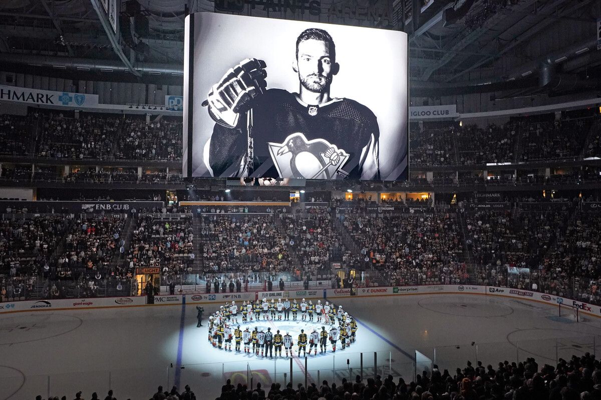 Die Pittsburgh Penguins gedachten vor ihrem Duell mit den Anaheim Ducks ihrem ehemaligen Spieler: „Adam wird für immer ein Teil der Penguins-Familie sein.“AP