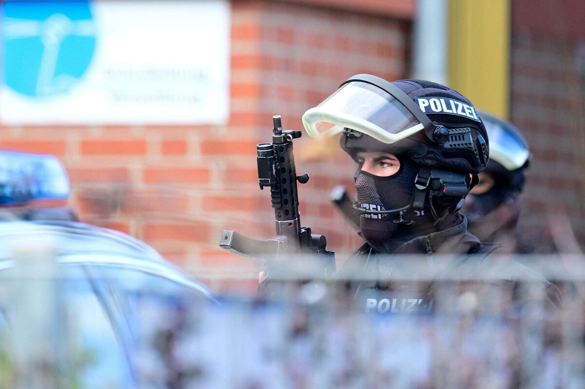 Die Polizei sperrte das Gelände weiträumig ab. Einsatzkräfte in schwerer Montur durchsuchten das Gebäude. Reuters