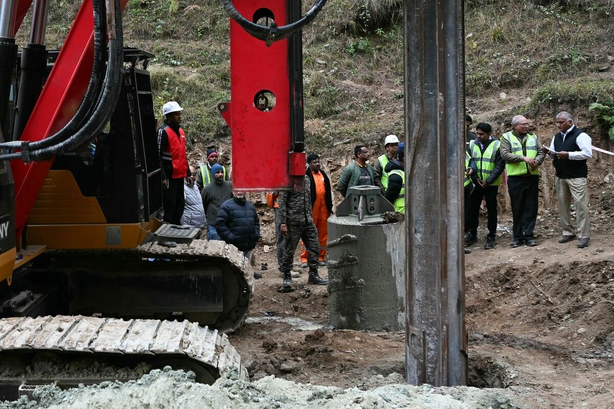 Die Rettungskräfte versuchen außerdem auch vertikal in den Berg zu bohren, um zu den Eingeschlossenen zu gelangen. AFP
