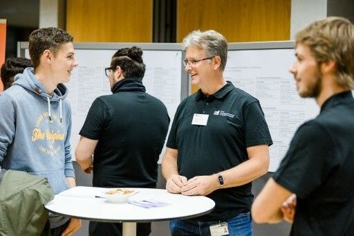 Die Studiengangsleiterinnen und -leiter sowie Studierende beraten die Interessierten persönlich. fhv/bröll