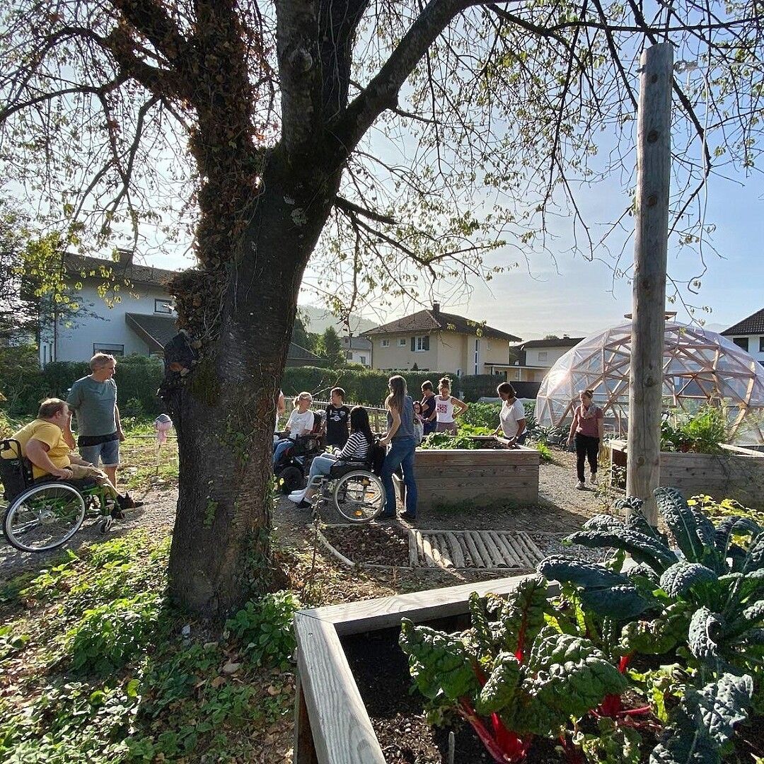 Die Teilnehmerinnen und Teilnehmer erlebten einen spannenden Nachmittag im barrierefreien Garten.