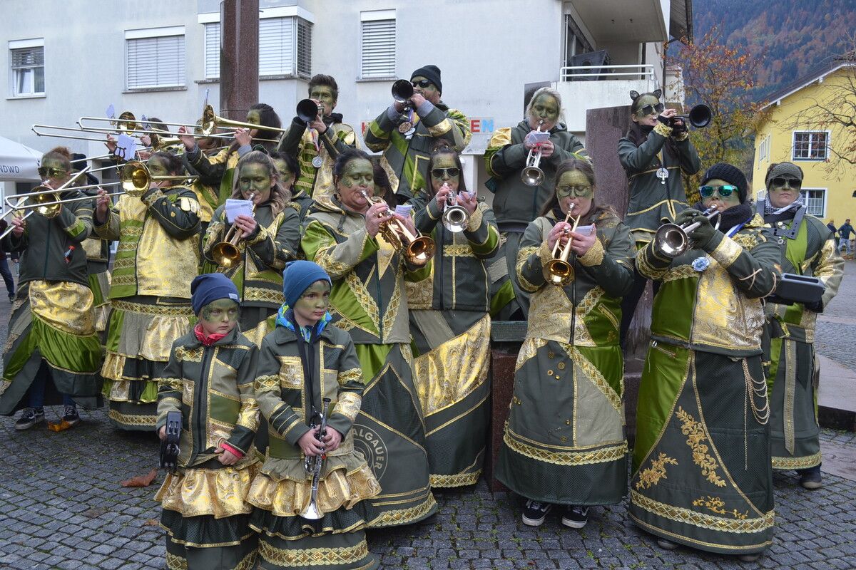 Die „Walgauer Bodasurri“ sorgten für Stimmung auf dem Ramschwagplatz.EM