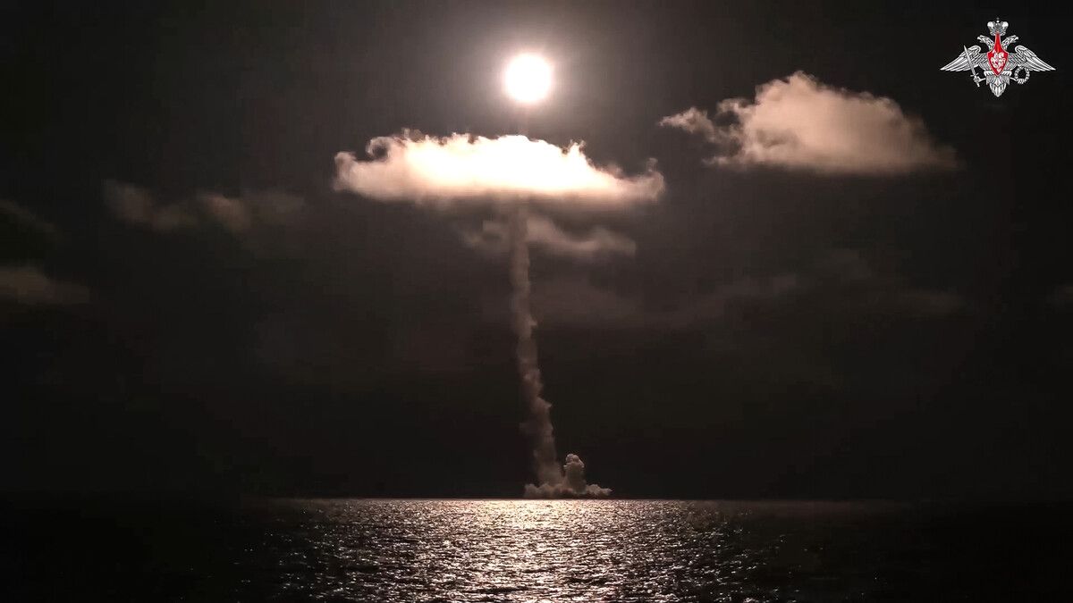 Diese Aufnahme des russischen Verteidigungsministeriums zeigt den Test einer mit Atomsprengköpfen ausrüstbaren Interkontinentalrakete von einem neuen Atom-U-Boot aus.