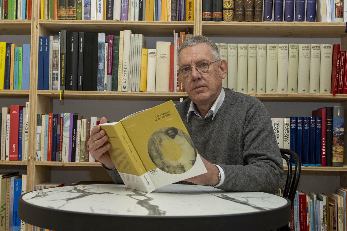 Dr. Dieter Petras mit seinem jüngsten Kind: „Der Phantast in der Vorhölle“, ein Buch über die Lebensgeschichte des Ludescher Afrika-Auswanderers Eduard Fritz. VN/Paulitsch