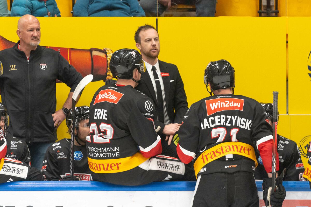 Dylan Stanley im Gespräch mit Jungstar Luca Erne und Routinier Kevin Macierzynski. Der Coach kommuniziert sehr viel mit seinem Team.Stiplovsek