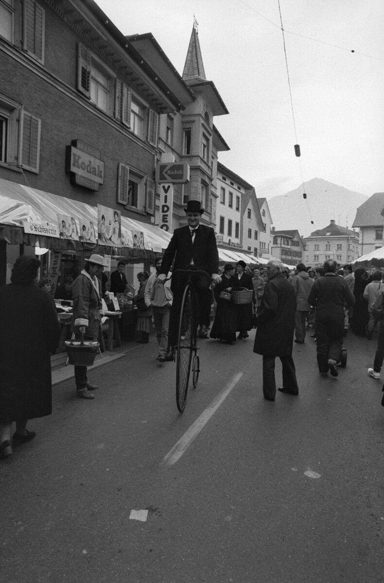 Ein Hochradfahrer auf dem Martinimarkt 1986.