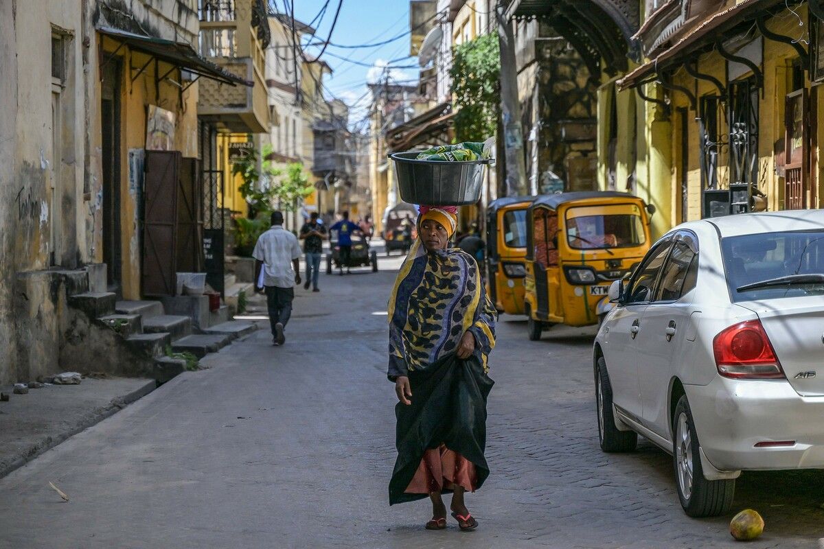 Eine Frau geht durch eine Straße in der Altstadt von Mombasa, der zweitgrößten Stadt in Kenia. AFP