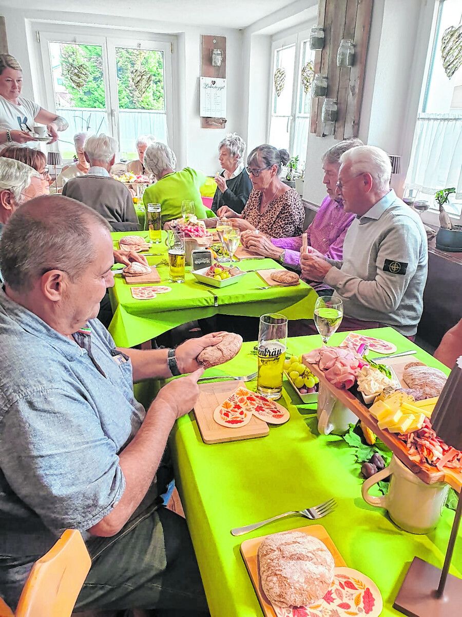 Eine reichhaltige Jause mit Speck, Käse und Vintschgerlen ließ die Herzen der Senioren höher schlagen. 50plus Hard